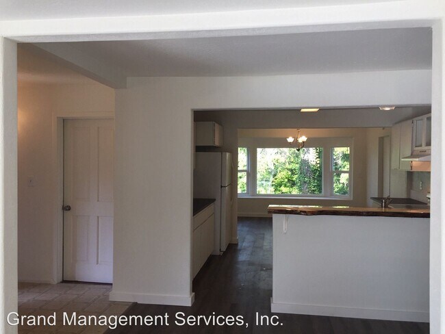 Foto del edificio - 3 br, 2 bath Apartment - 669 S. Main