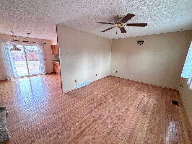 Foto del edificio - 3BR Home with Spacious Backyard & Fireplace