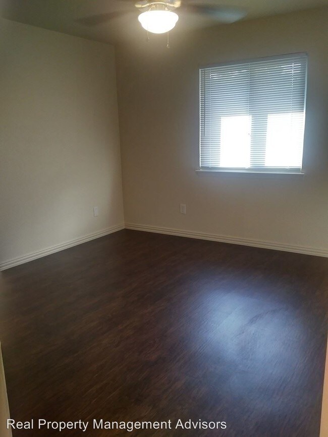 Foto del edificio - 5704 Emerald Forest Dr