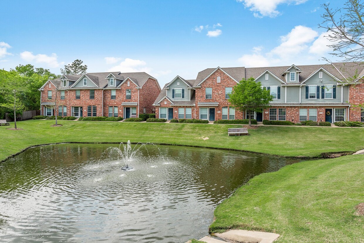 Foto principal - 4 Bed 4 Bath Waterwood Townhome for August...