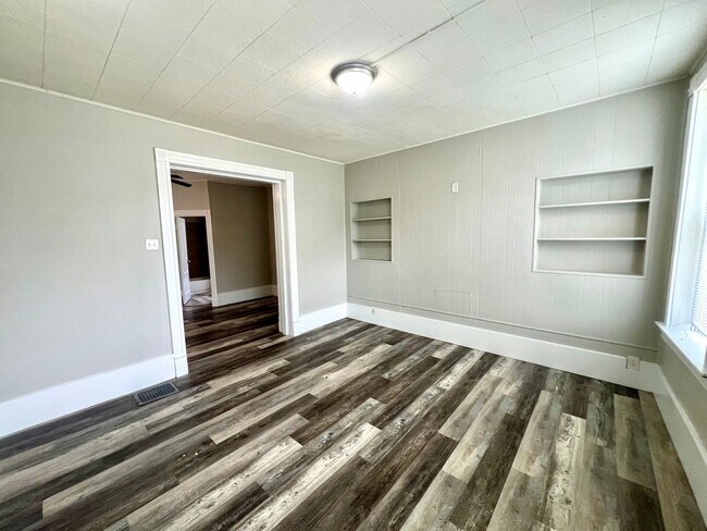 Building Photo - Charming 2 Bedroom, 1 Bath Brick Home in S...