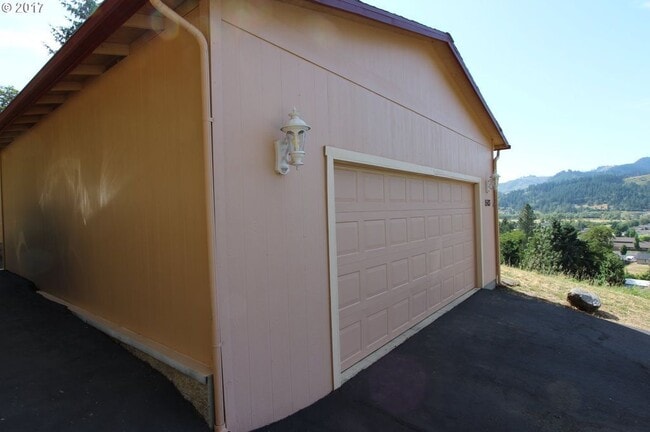 Building Photo - 3 Bedroom Home with Amazing Views