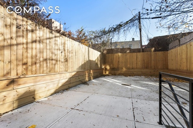 Building Photo - 66 Somers St