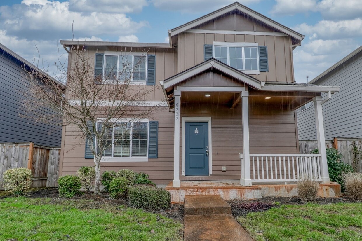 Foto principal - Spacious 4br/2.5ba house with garage in well maintained neighborhood