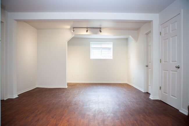 Building Photo - DD1299-B*