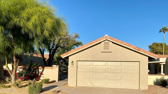 Foto del edificio - 1381 N Tamarisk Dr
