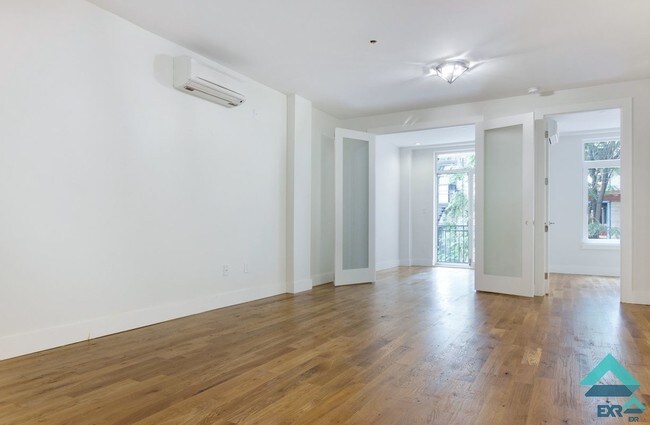 Foto del edificio - 1004 Gates Ave