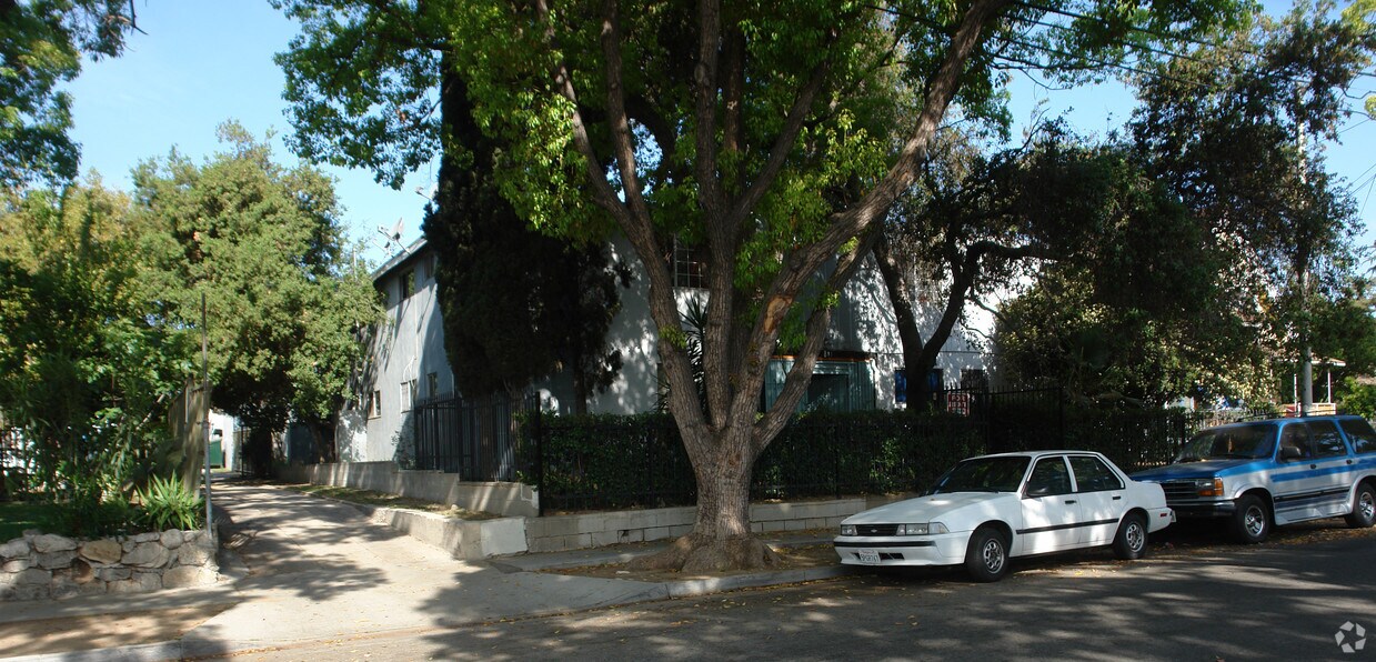 Building Photo - 885 N Summit Ave