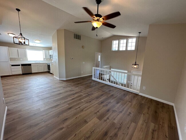 Building Photo - Beautiful 3 Bath, 2.5 Tri-Level Home Tracy
