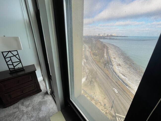 Foto del edificio - 6700 S South Shore Dr