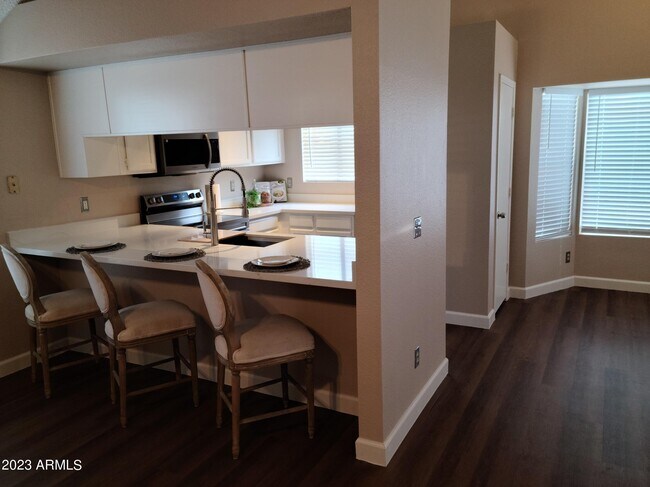 Building Photo - 823 E Rockwell Dr