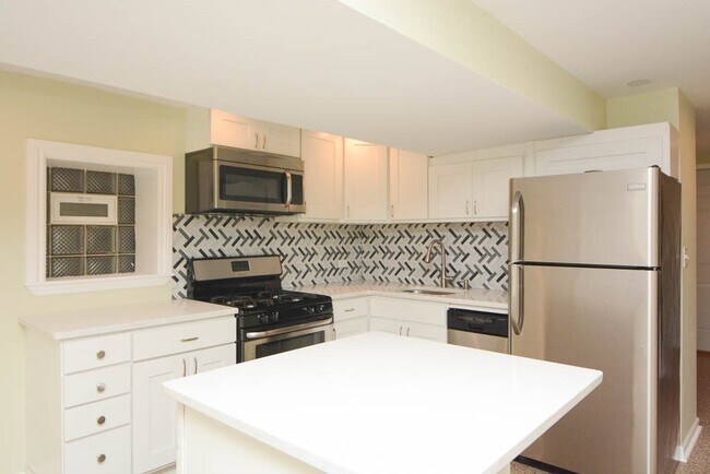 Building Photo - 2819 N Richmond St