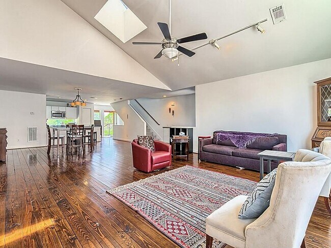Foto del edificio - Charming, modern, 3 Bedroom Townhome in Ho...