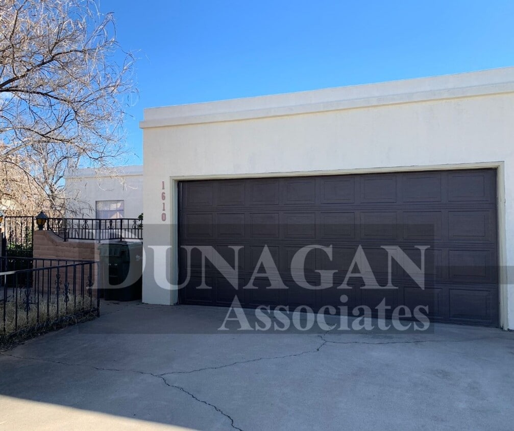 Foto principal - 2 Bed/2 Bath Home near Golf Course