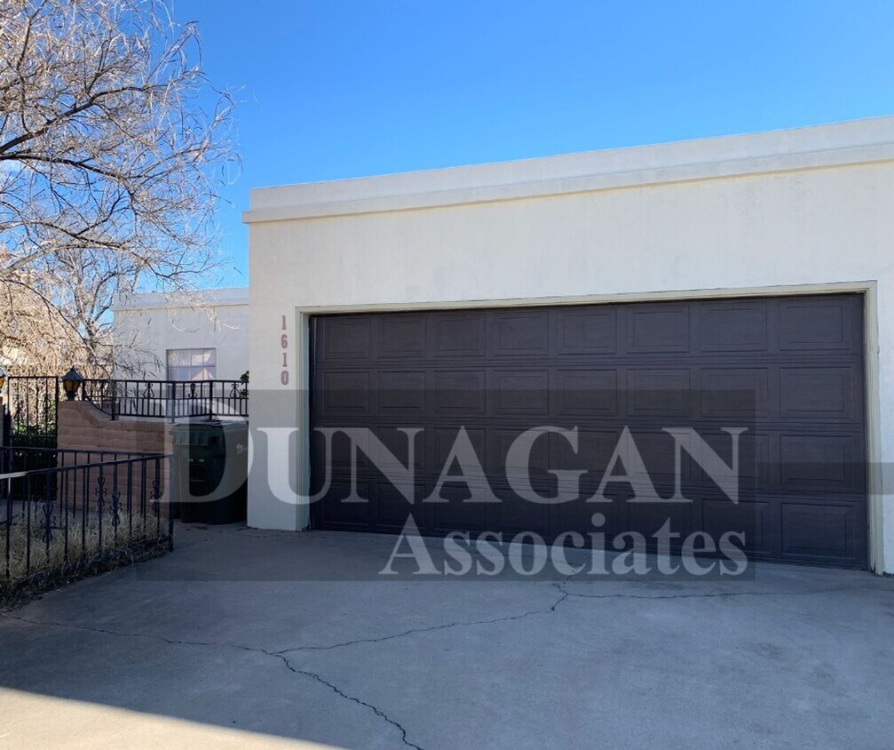 Primary Photo - 2 Bed/2 Bath Home near Golf Course