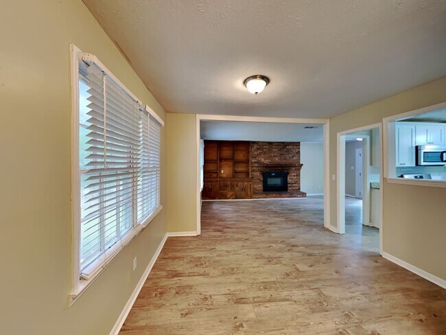 Building Photo - 5675 Elmtree Dr