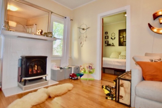 Living room/fireplace - 606 Ashland Ave