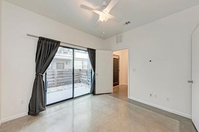 Foto del edificio - 3505 Charlotte Rose Drive