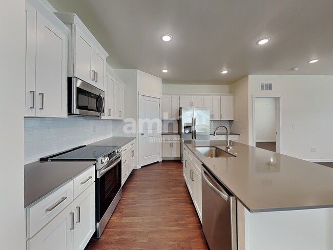 Foto del edificio - 1512 N Garnet Creek Ave