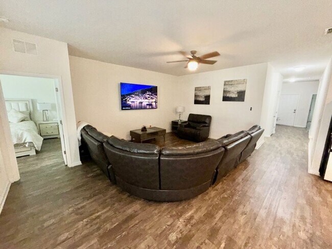 Foto del edificio - Deltona - 3 Bedroom, 2 Bathroom - $2,300.00