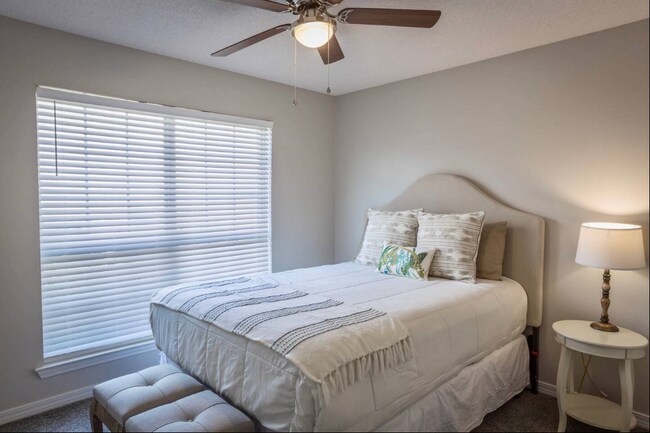 Foto del edificio - 1219 Sterling Point Pl