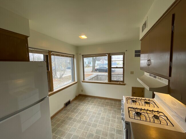 Building Photo - 4031 W Capitol Dr