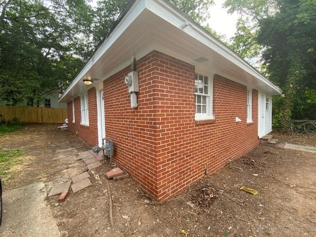 Building Photo - 814 W Broad St