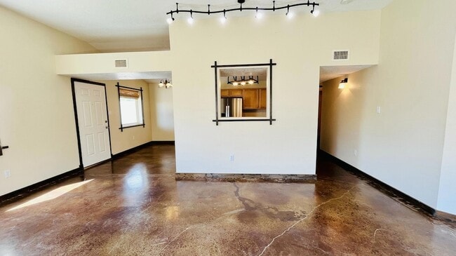 Building Photo - 5600 Mesa Ridge Rd NW