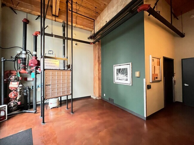 Building Photo - Huge Pearl District Modern Industrial Stud...