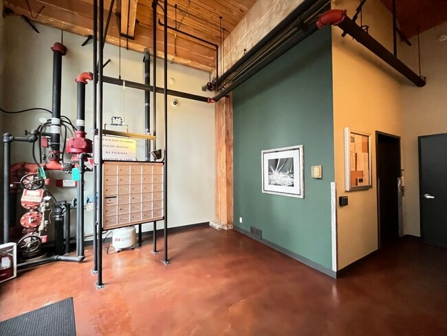 Foto del edificio - Large Industrial Studio w/ Storage and Mod...