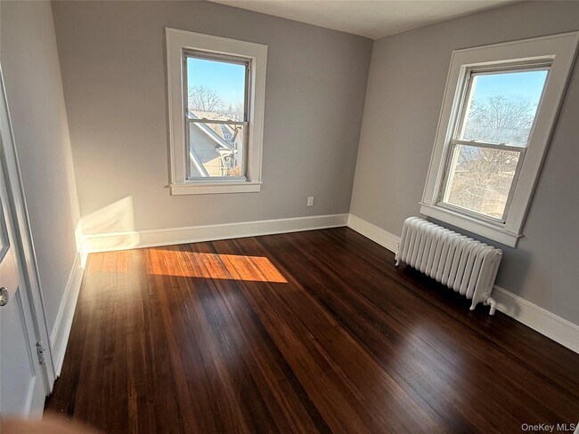 Building Photo - 10 Irenhyl Ave