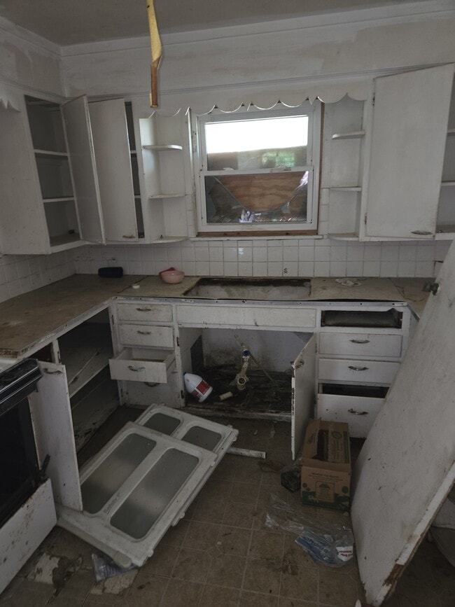 Building Photo - 5050 Hallows Ave