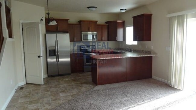 Building Photo - Cozy 3 Bedroom 2 1/2 Bath Condo