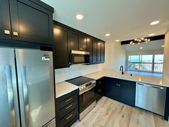 Building Photo - Stunning 2B/2.5BA Townhome in Carlsbad w/ ...