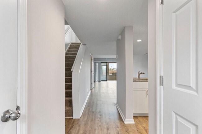 Foto del edificio - Master Suite with Balcony!!! Completely remodeled 2 level townhome close to the beaches of Surfside!