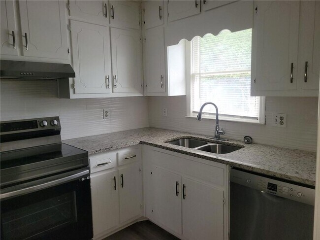 Building Photo - 2270 Kings Gate Circle Unit A