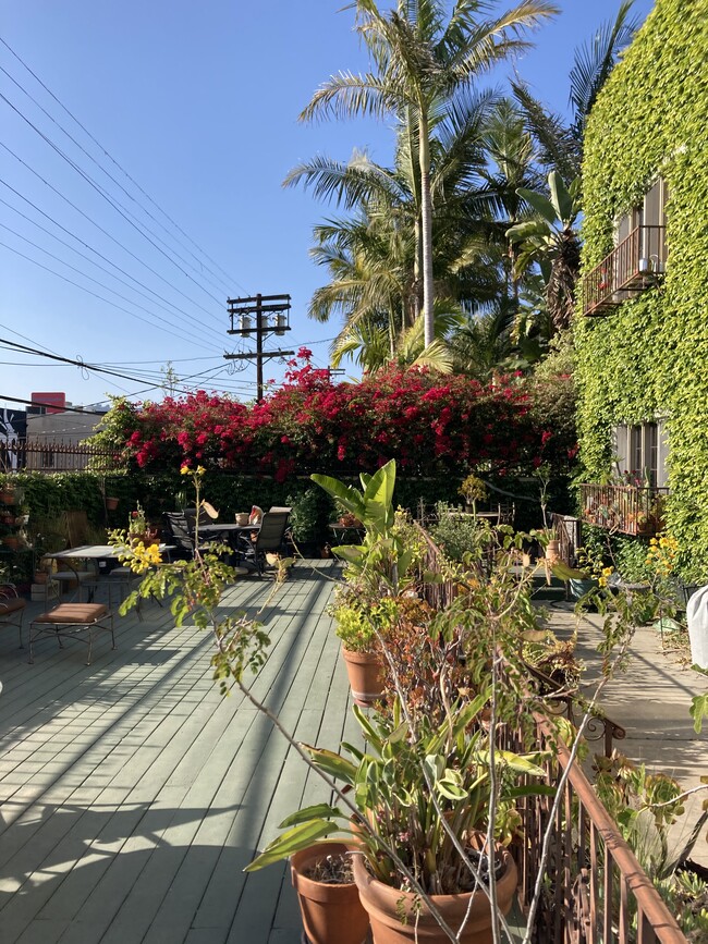 Foto del edificio - 425 N Sycamore Ave