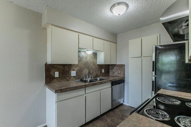 Foto del edificio - 6601 May Dr