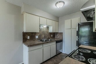 Building Photo - 6601 May Dr