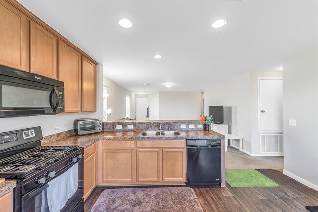 Foto del edificio - 1617 Perennial Ln