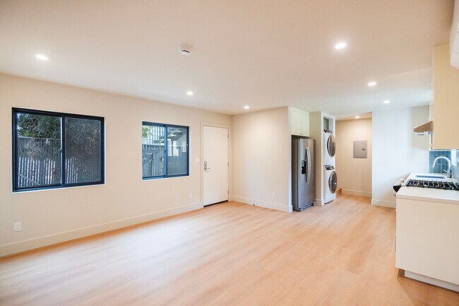 Building Photo - 4541 1/2 Melbourne Ave