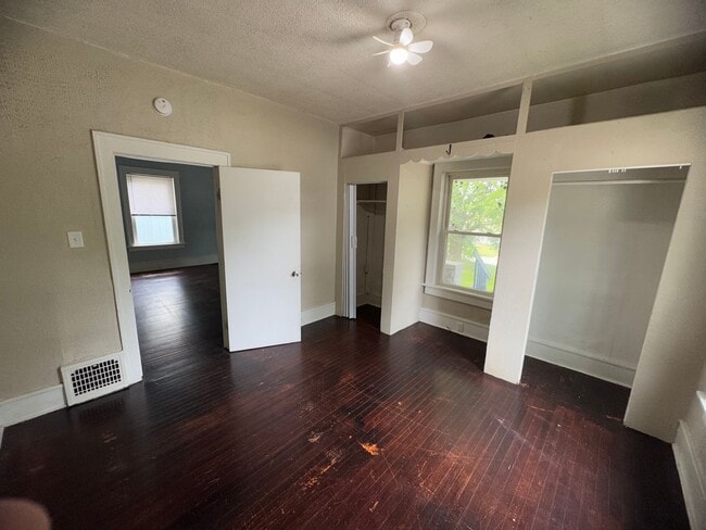 Building Photo - 2 bedroom Rock Island Home for Rent