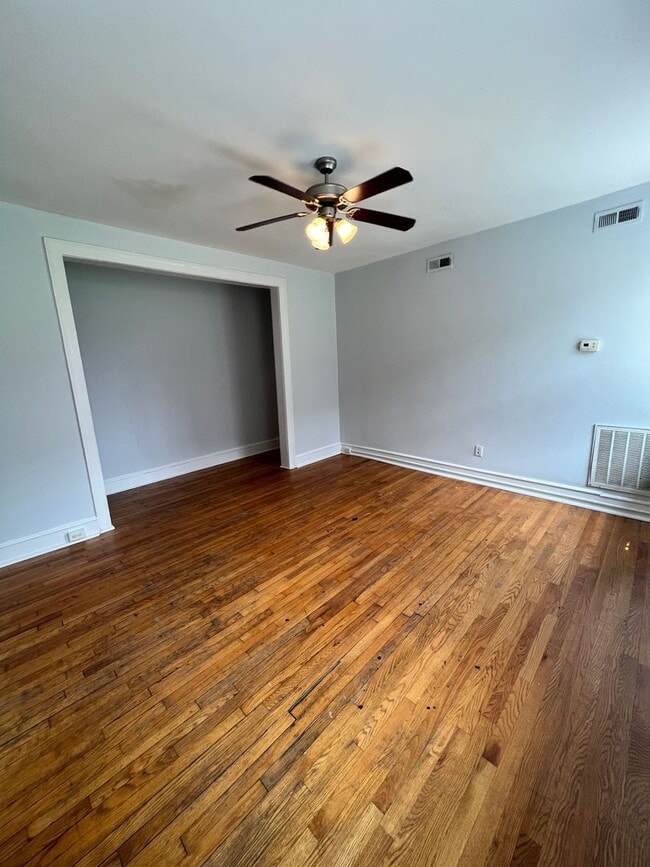 Interior Photo - 1123-25-27 West Grace Street