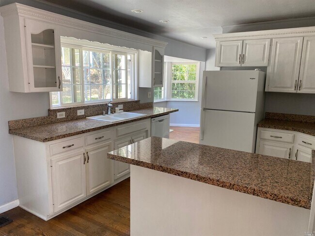 Building Photo - 2604 Topaz Dr