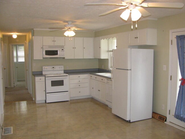 Building Photo - Great Location with 4 Bedrooms Rental Home