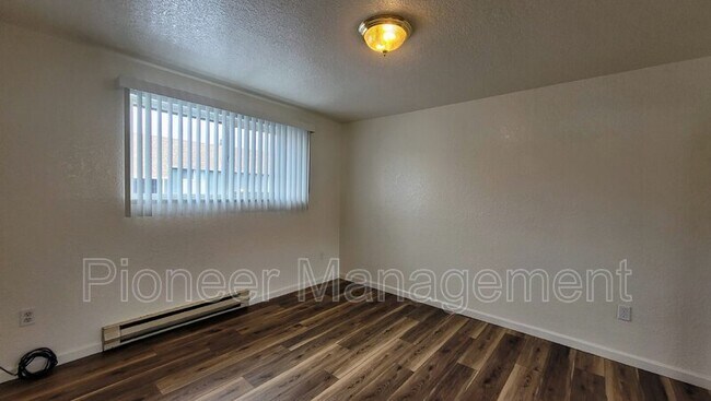 Building Photo - 140 NE Atkinson Ct
