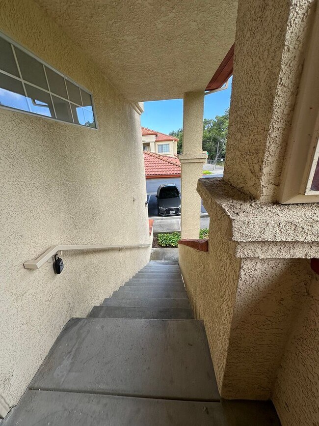 Building Photo - Spacious One Bedroom Condo