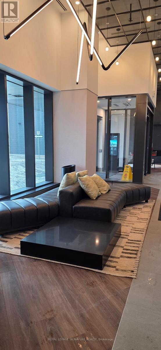 Photo du bâtiment - 1007 The Queensway