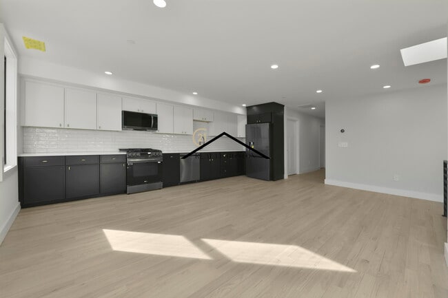 Building Photo - 280-282 Sumner Unit 2