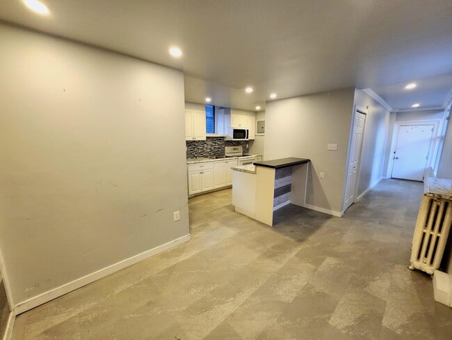 Building Photo - 196 King St E